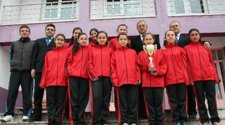 Devrek Belediyesinin Okul Takımlarına Destekleri Devam Ediyor