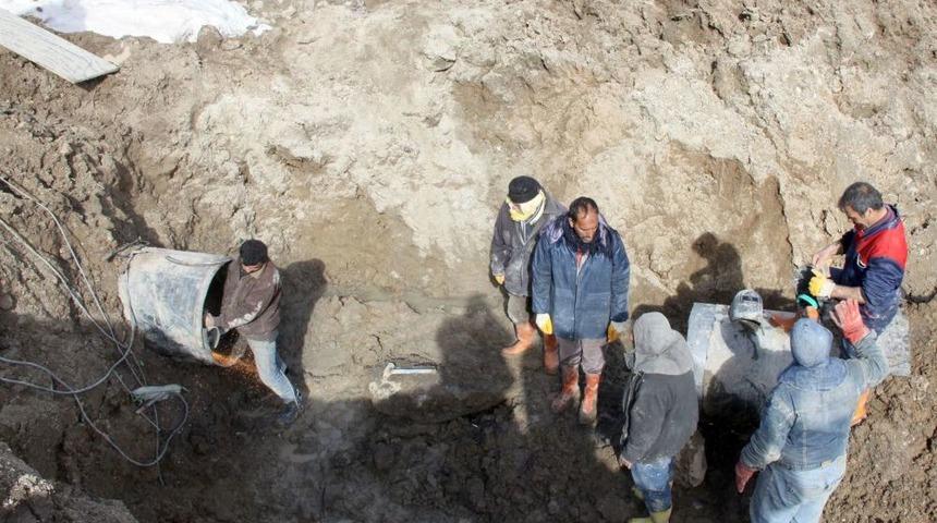 'Belediye, Gecesini G&uuml;nd&uuml;z&uuml;ne Vererek B&uuml;y&uuml;k Bir &Ccedil;alışma G&ouml;steriyor'