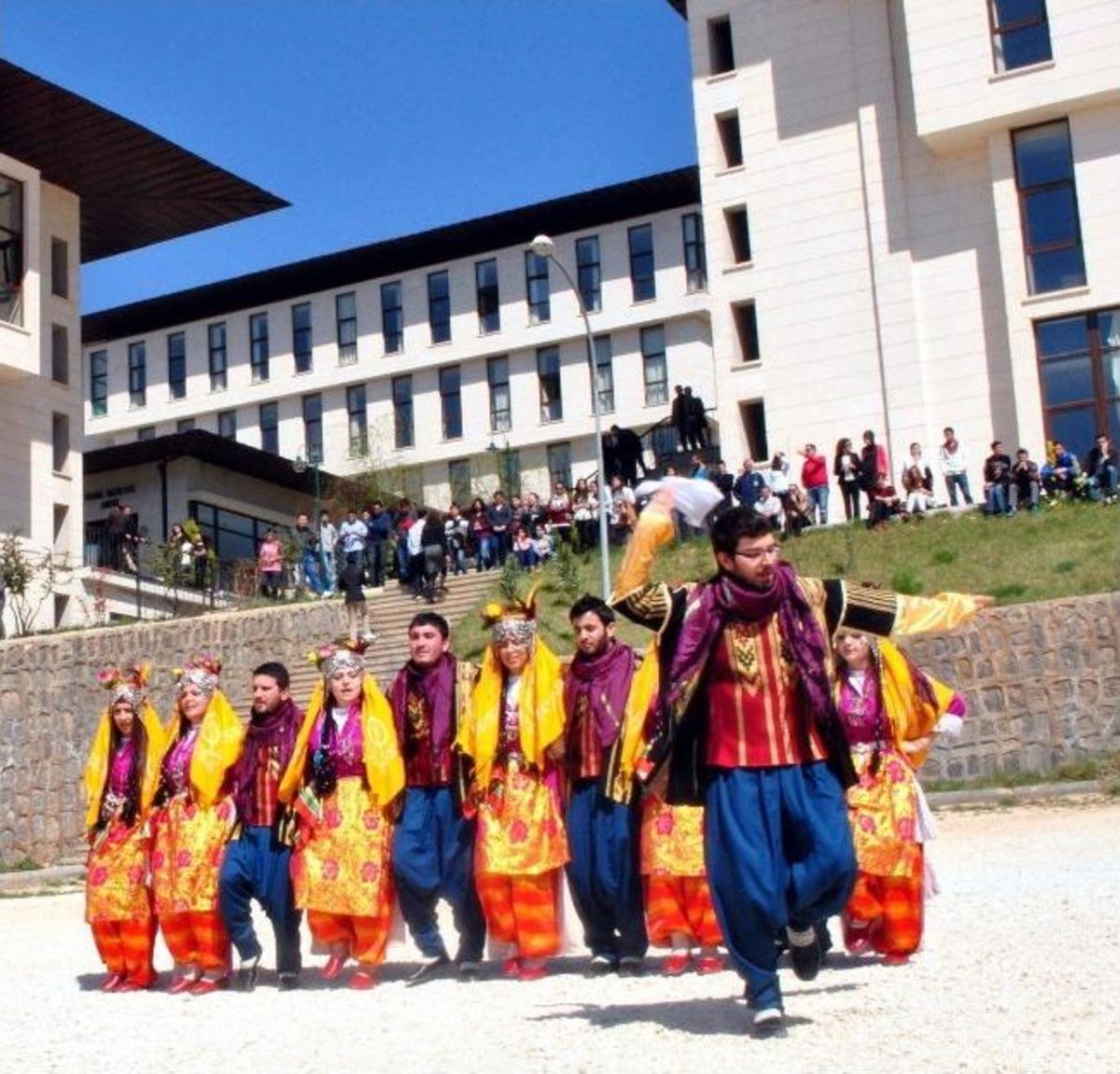 Hk&uuml;&rsquo;de Coşkulu Nevruz Bayramı