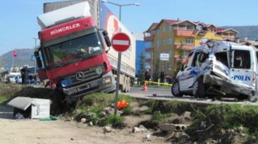 Kontrolden &Ccedil;ıkan TIR Polis Aracına Ve &Ouml;zel Otomobile &Ccedil;arptı: 5 Yaralı