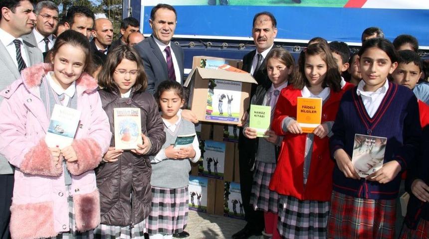 İstanbul'dan Vanlı &Ouml;ğrencilere 50 Bin Kitap