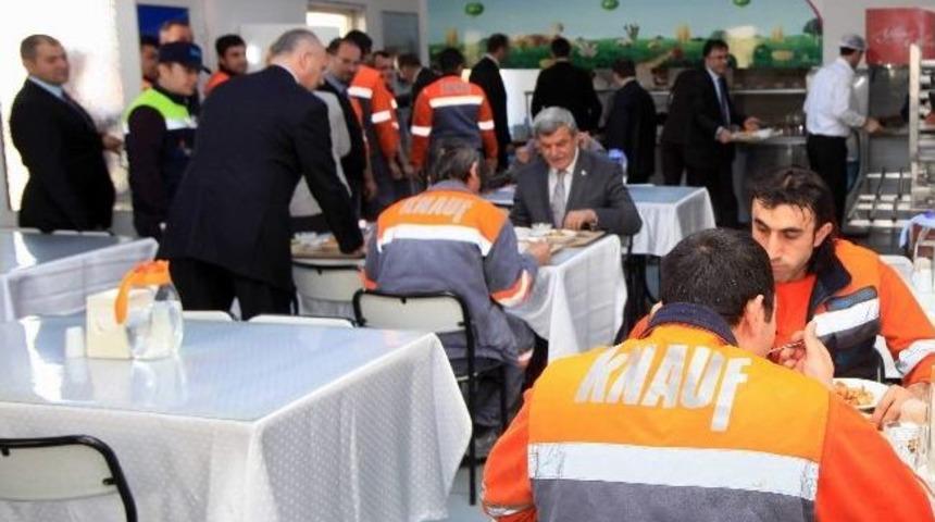 Karaosmanoğlu İş&ccedil;ilerle Aynı Sofrayı Paylaştı