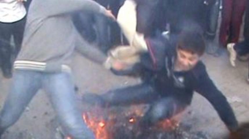 Nevruz Ateşinin Üzerinden Atlayan Iki Öğrenci Havada Çarpışıp Ateşin Içine Düştü