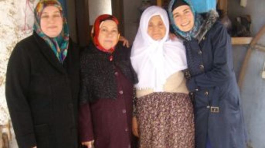 Ak Partili Kadınlar Yaşlıları Ziyaret Etti