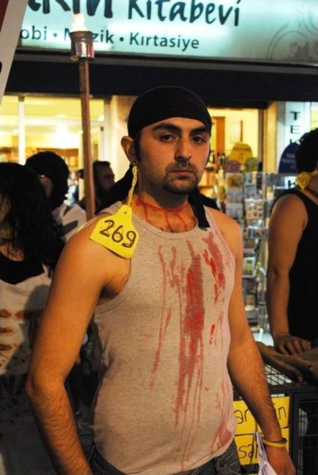 Hayvan Hakları İ&ccedil;in Kafesli Y&uuml;r&uuml;y&uuml;ş