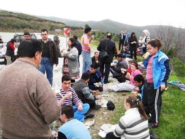 Uygulama Merkezi &Ouml;ğrencileri G&ouml;lc&uuml;k Yolunda Fidan Dikti 1