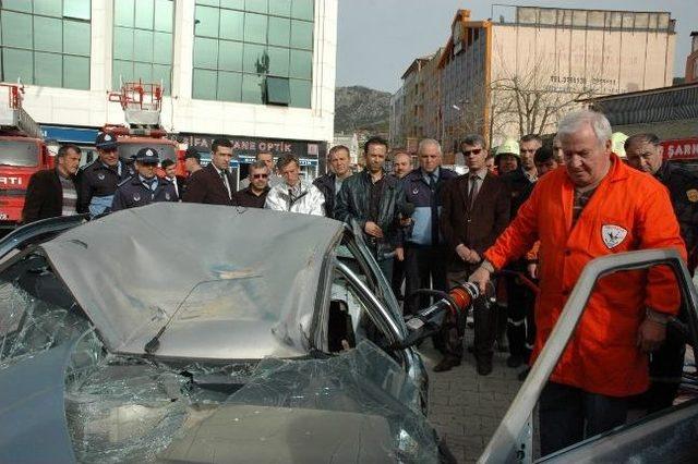 Bucak İtfaiyesine Kesme Ve Ayırma Cihazları Alındı