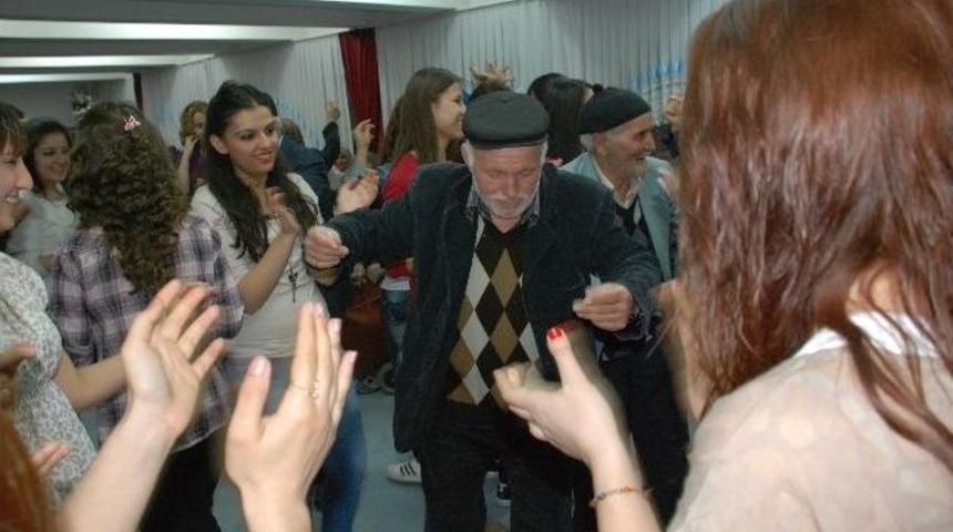 Yaşlılar Gen&ccedil;lere Taş &Ccedil;ıkardı