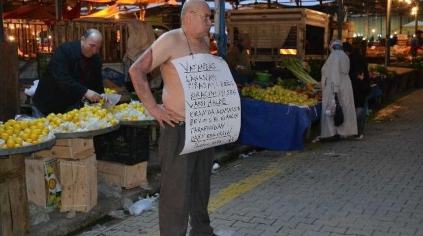 Kiracısını pazarda soyunarak protesto etti
