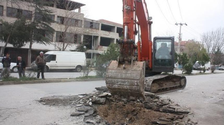 Kula Müftülüğü Önündeki Kanalı Açma Çalışmaları Başladı