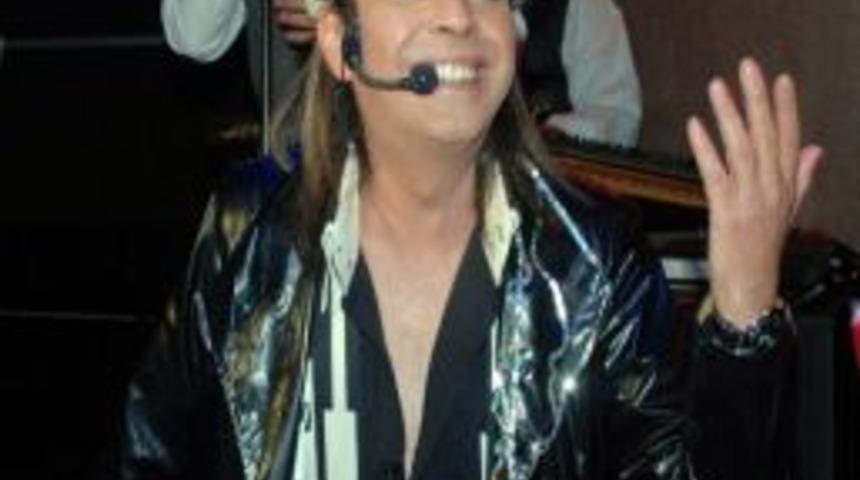 G&uuml;nd&uuml;z Kuaf&ouml;r, Gece Ses Sanat&ccedil;ısı