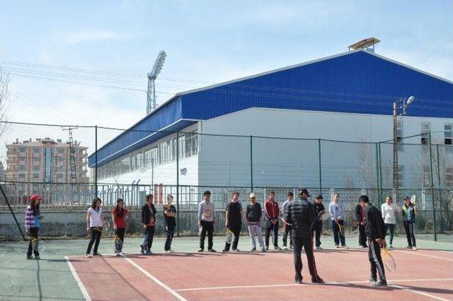 Van’da Ücretsiz Tenis Kursu