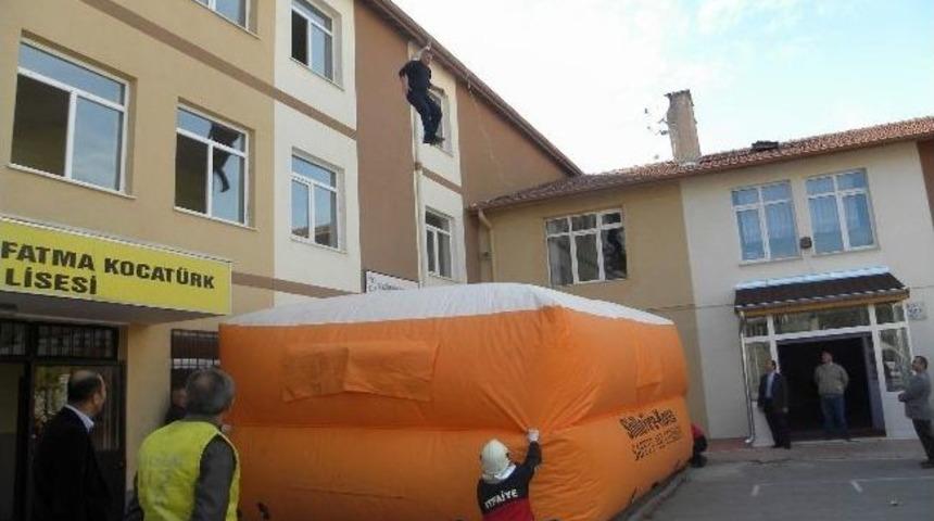 Yangın S&ouml;nd&uuml;rmede Bayanlar Daha Becerikli &Ccedil;ıktı