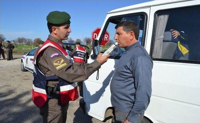 Trafik Timleri Okul Servislerini Denetledi