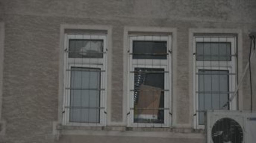 Okulun Camlarını Kırdılar