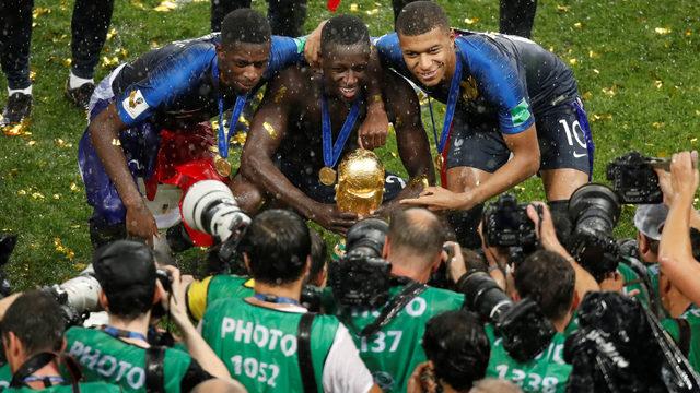 Benjamin Mendy 405 dakika sahada kalıp 2 büyük kupa kazandı!