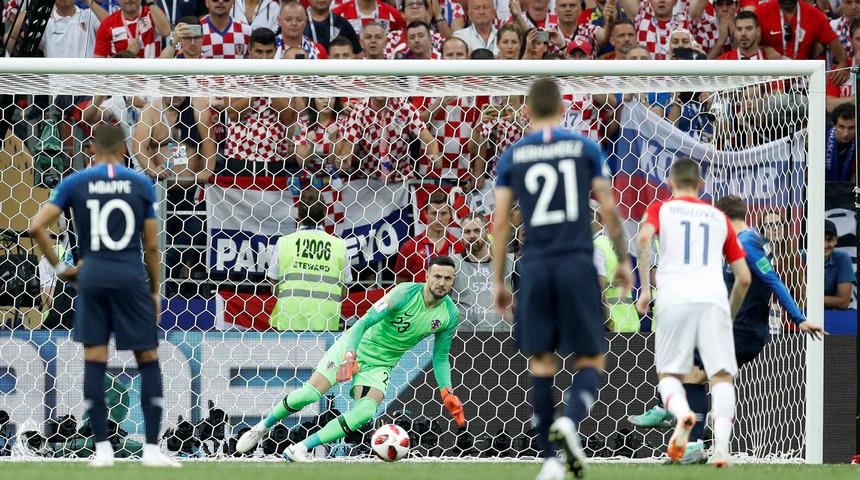 D&uuml;nya Kupası finalinde trib&uuml;nlerde yer alan Ankarag&uuml;c&uuml; bayrağı dikkat &ccedil;ekti!