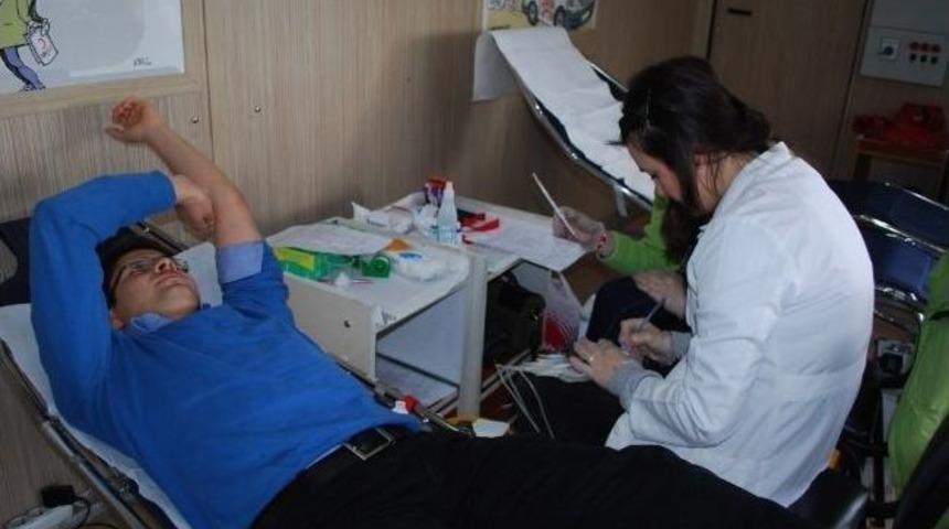 &Uuml;niversite &Ouml;ğrencilerinden Kızılay&rsquo;a Kan Bağışı