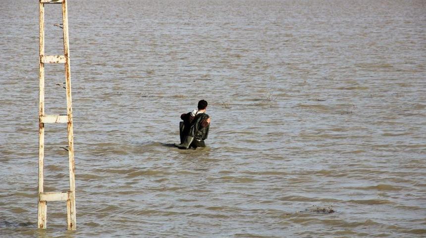 Evler, Karın Erimesi Ile Taşan Suların Ortasında Kaldı