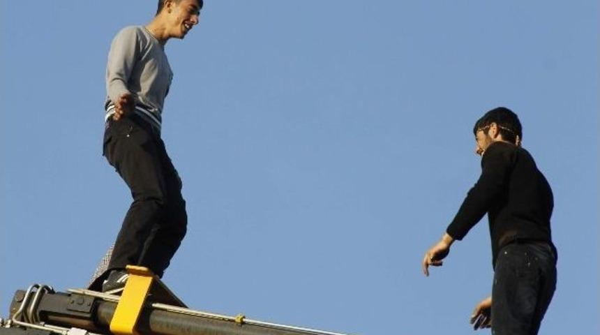 (&ouml;zel Haber) Vincin Tepesine &Ccedil;ıkan Gen&ccedil;ler İzleyenlere Korkulu Anlar Yaşattı