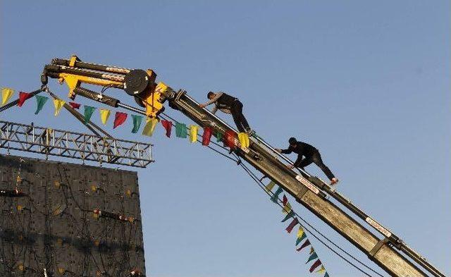 (özel Haber) Vincin Tepesine Çıkan Gençler İzleyenlere Korkulu Anlar Yaşattı