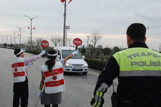 Okul Geçit Görevlileri İş Başında