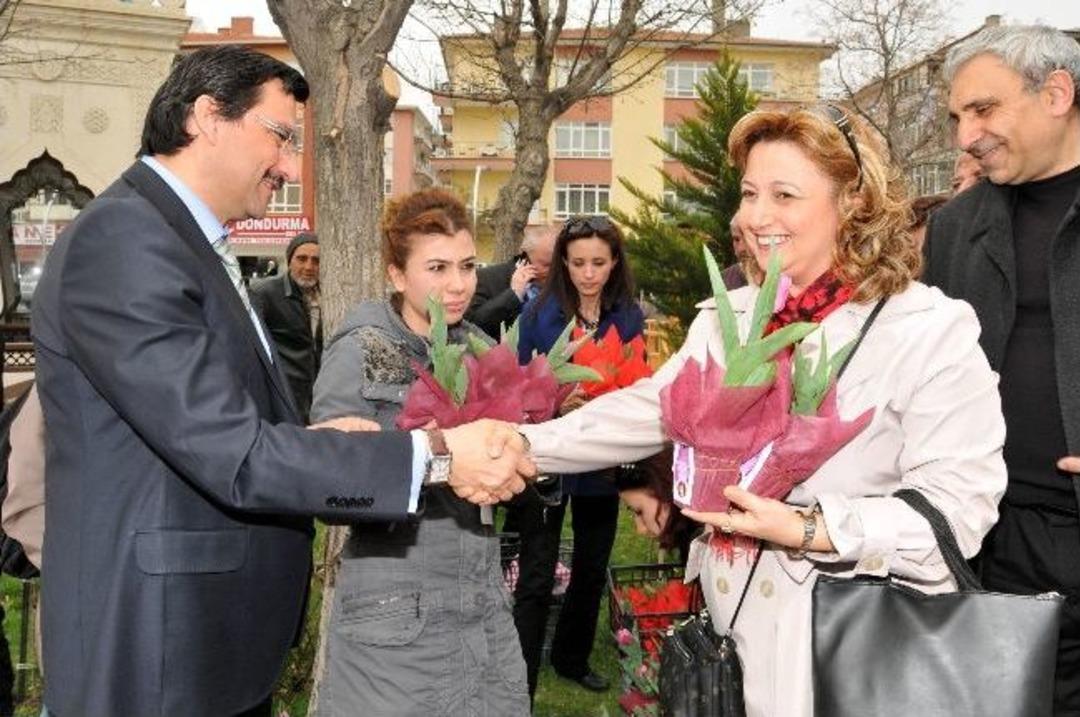 Ke&ccedil;i&ouml;ren Baharı Lalelerle Karşıladı