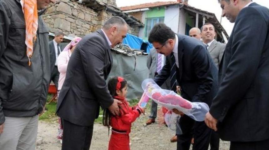 Vali Turhan K&ouml;yde Nevruz Bayramına Katıldı