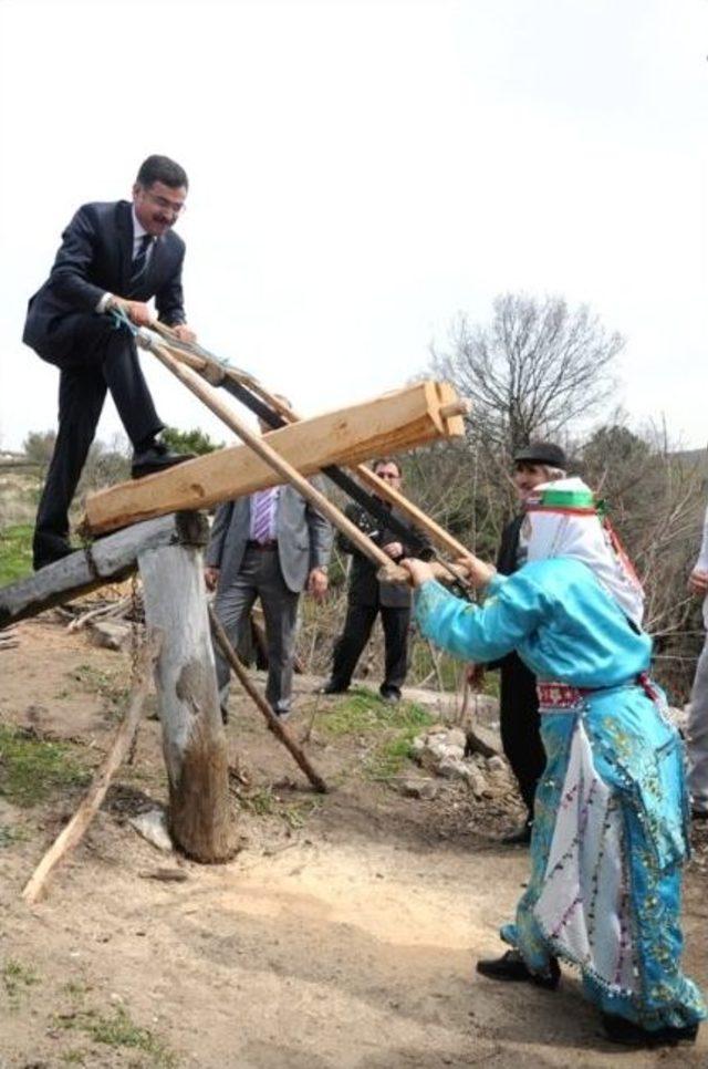 Vali Turhan Köyde Nevruz Bayramına Katıldı