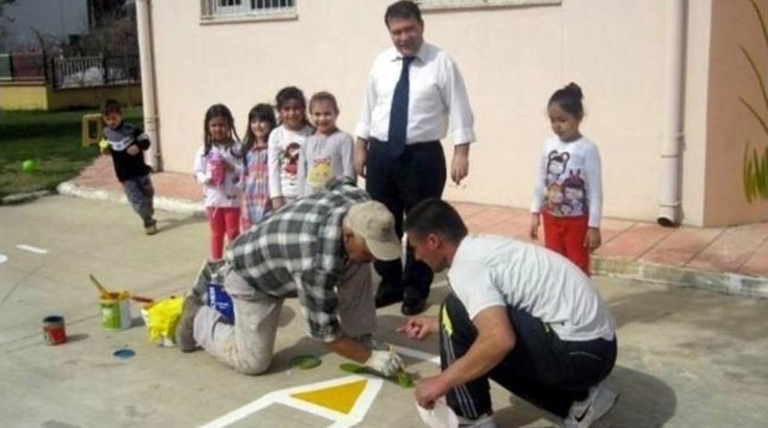 Okul Bah&ccedil;esine Oyun Parkuru Yapıldı