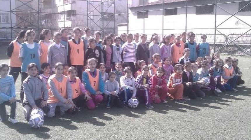 Kızlar Futbol Okulu A&ccedil;ılıyor