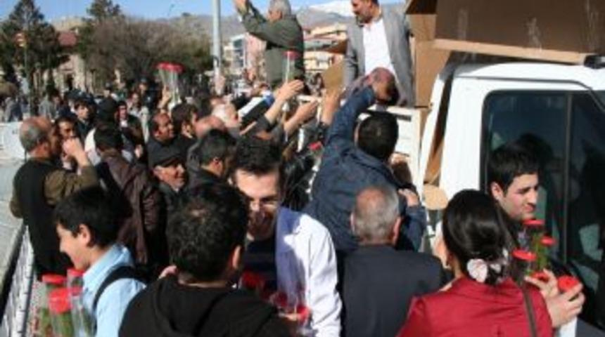 5 Bin &Ccedil;am Fidanı 15 Dakikada Dağıtıldı