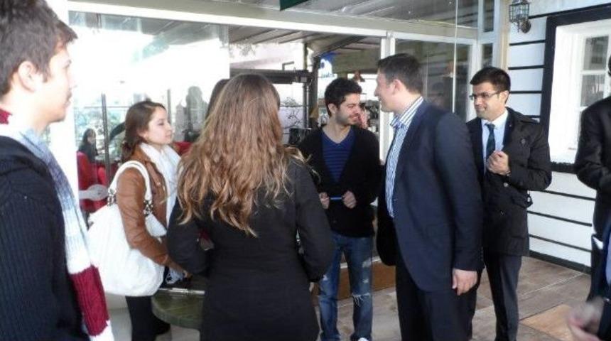 Ak Parti İzmir Milletvekili Hamza Dağ, &Uuml;niversiteli Gen&ccedil;lerle