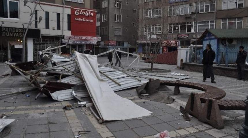 Kayseri&rsquo;de Şiddetli R&uuml;zgar &Ccedil;atıları U&ccedil;urdu