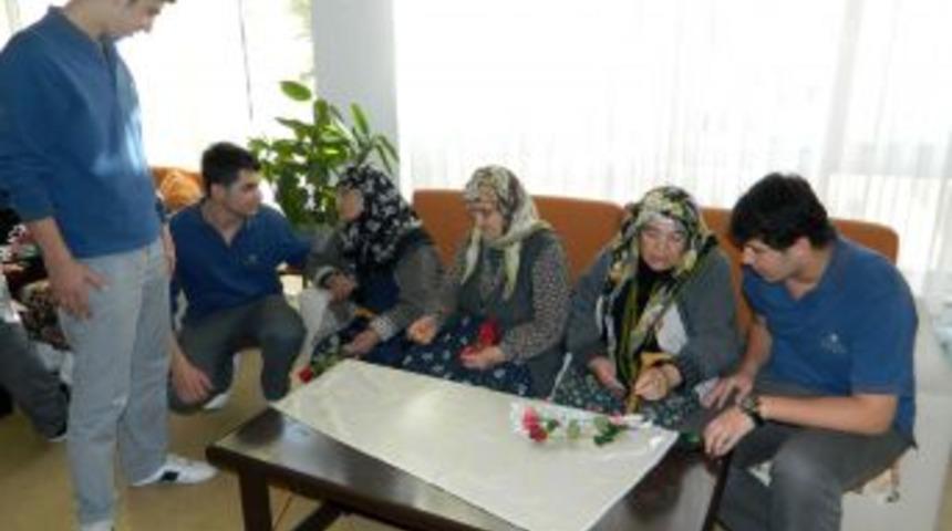 &Ouml;zel Sunguroğlu Koleji &Ouml;ğrencileri Huzurevini Ziyaret Etti