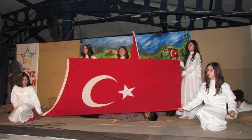 Yıldızlı &Ouml;ğrencilerin &lsquo;&Ccedil;anakkale&rsquo; Oyunu Duygulandırdı