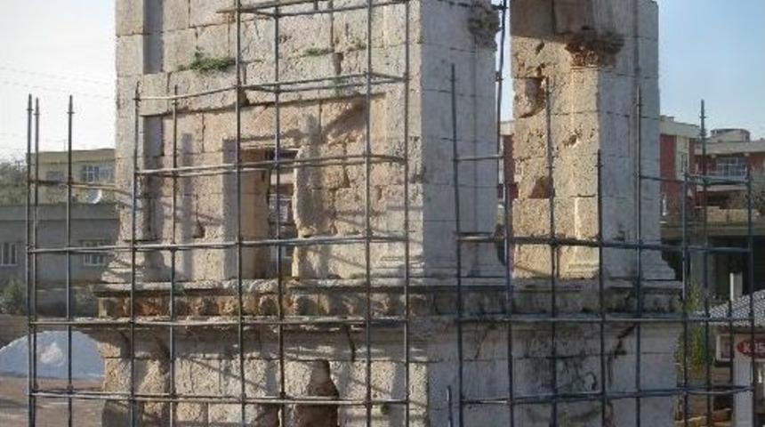 Elif Beldesi Anıt Mezarda &Ccedil;alışmalar Devam Ediyor