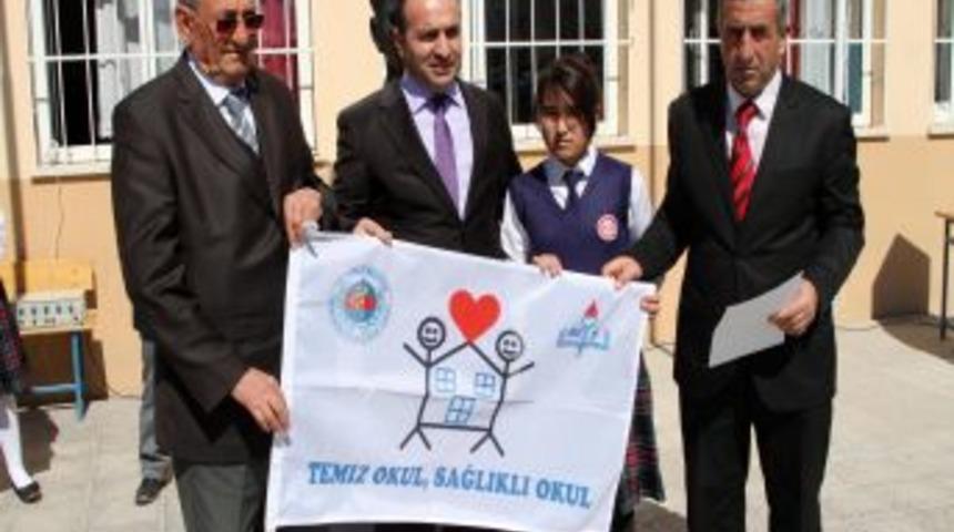 K&ouml;y Okuluna &lsquo;Beyaz Bayrak&rsquo; Verildi