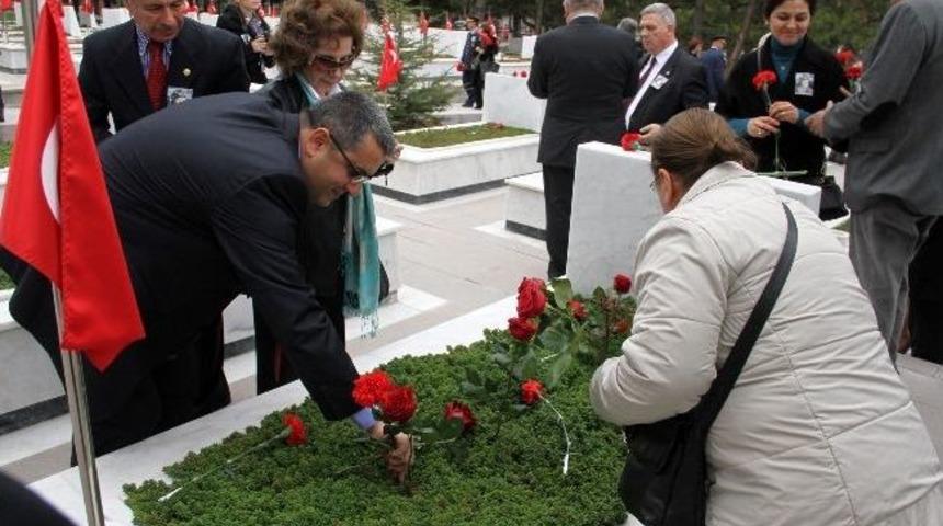 Atat&uuml;rk&rsquo;&uuml;n Manevi Kızı Sabiha G&ouml;k&ccedil;en Kabri Başında Anıldı