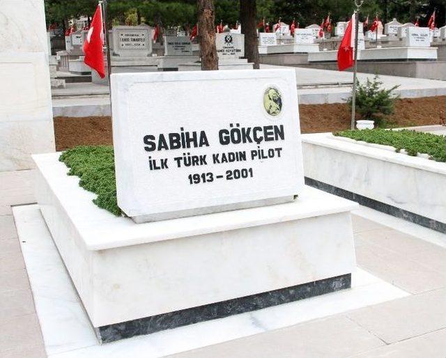 Atat&uuml;rk&rsquo;&uuml;n Manevi Kızı Sabiha G&ouml;k&ccedil;en Kabri Başında Anıldı 1