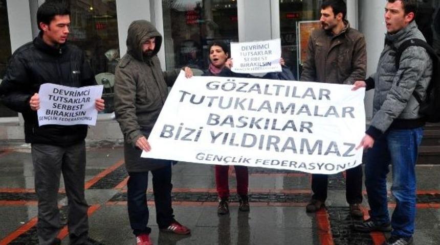 Edirne Gençlik Derneği Üyesi Bir Grup Öğrenci Tutuklamaları Protesto Etti