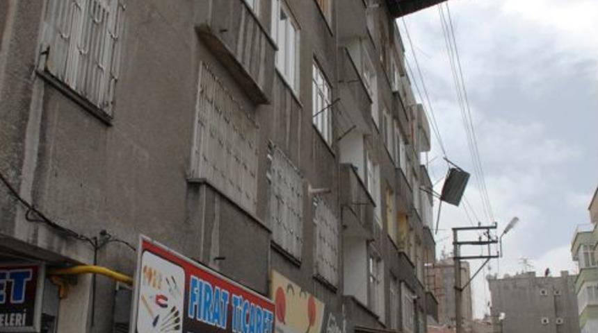 Kayseri&rsquo;de Fırtına: &Ccedil;atılar U&ccedil;tu, Ağa&ccedil;lar Devrildi