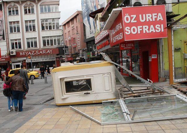 Kayseri’de Fırtına: Çatılar Uçtu, Ağaçlar Devrildi