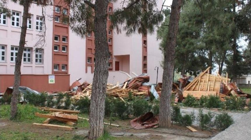 Fırtına Okulun &Ccedil;atısını U&ccedil;urdu