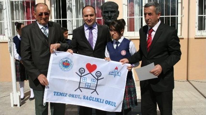 Erzincan&rsquo;da K&ouml;y Okuluna Beyaz Bayrak