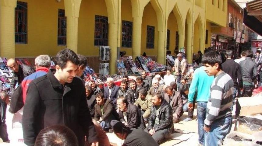 Camilerde Yer Kalmayınca Vatandaşlar Namazı Yolda Kıldı