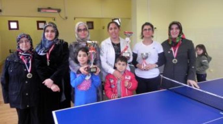 Anneler Masa Tenisinde Yarıştı