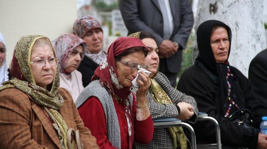 Şehitliği Ziyaret Eden Yaşlılar G&ouml;zyaşların Tutamadı