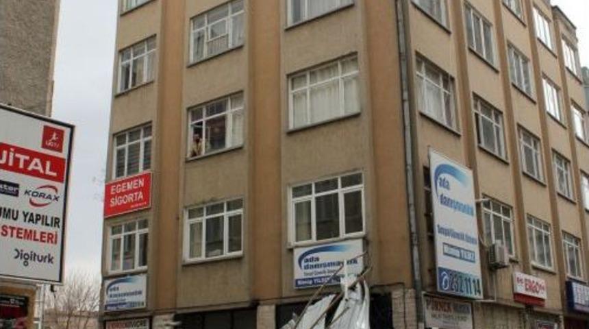 Kayseri'de Fırtına &Ccedil;atıları U&ccedil;urdu