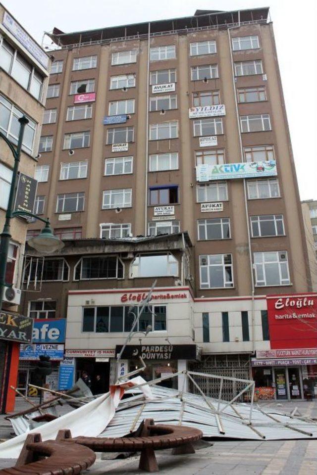 Kayseri de Fırtına Çatıları Uçurdu 1